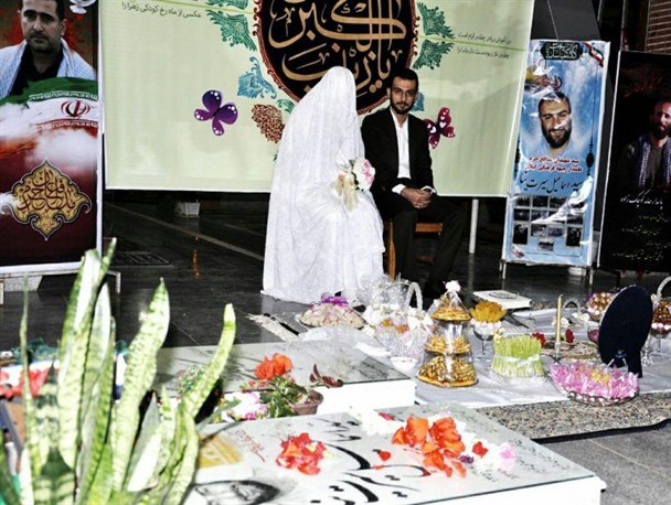 برگزاری مراسم عقد یک زوج جوان گیلانی در جوار مزار شهدای مدافع حرم+تصاویر