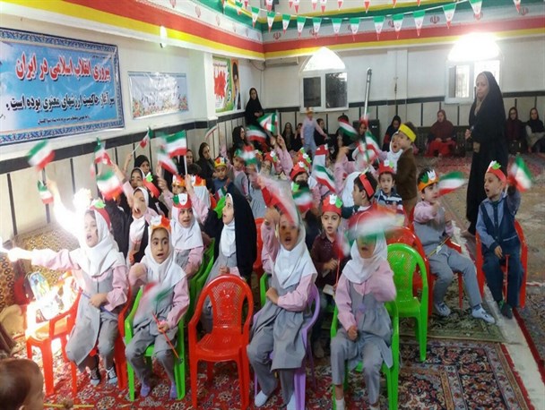 برگزاری جشن پیروزی انقلاب همراه با تئاطر در مهدها و پیش دبستانی کوثریه