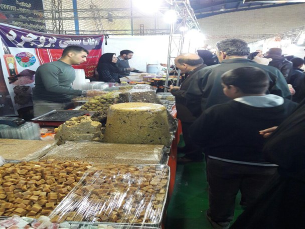 نمایشگاه سوغات و صنایع دستی در شهرستان گرمسار برپا شد