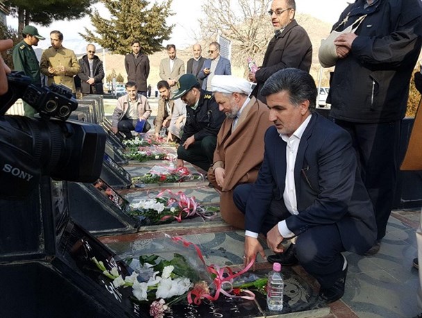 غبارروبی و عطرافشانی گلزار شهدا در تویسرکان