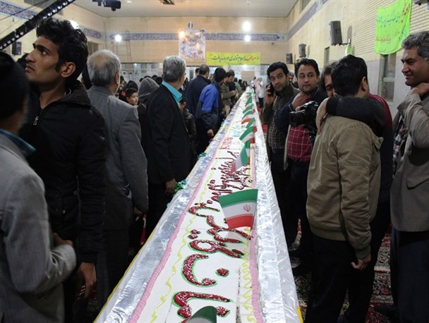 رونمایی از اولین کیک ۳۹ متری کشور در جشن انقلاب گالیکش + تصاویر