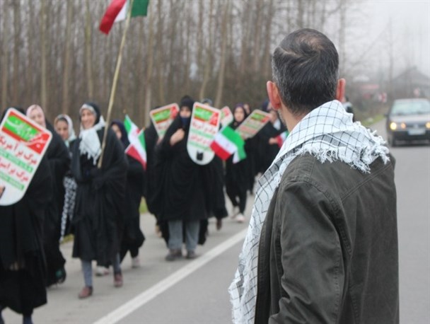 راهپیمایی خودجوش مردم یکی از روستاهای گیلان در حمایت از انقلاب +تصاویر