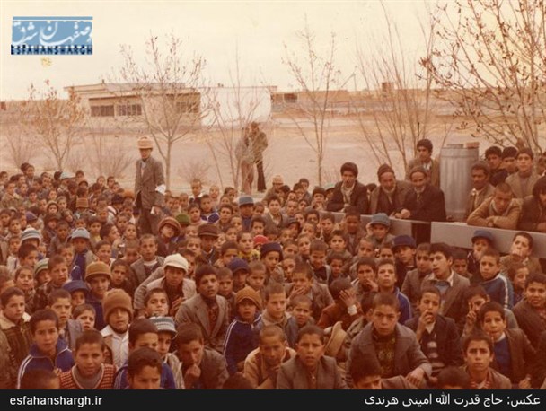 تصاویر دیده‌نشده از راهپیمایی مردم شرق اصفهان در دوران انقلاب