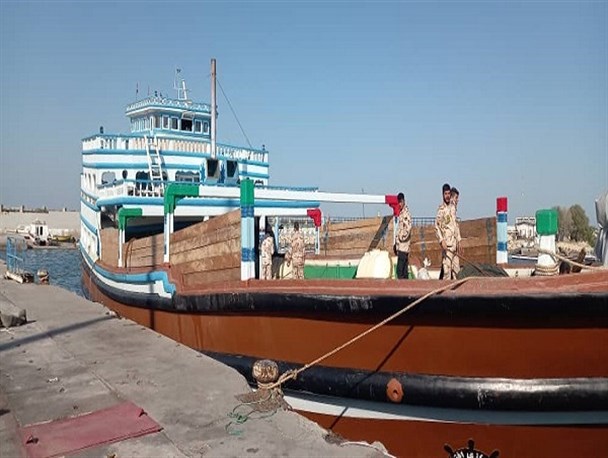 انهدام باند قاچاق سازمان یافته سوخت در آب‌های خلیج فارس/ کشف ۳۰۰ هزار لیتر گازوئیل و دستگیری شانزده نفر از قاچاقچیان