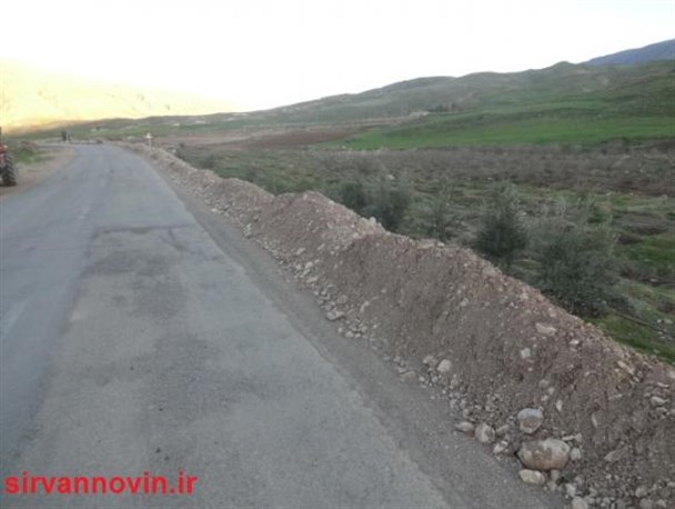 گاردریل های از جنس خاک در طول راه های ارتباطی سیروان + تصویر