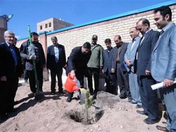 مراسم زنگ سبز توسط دانش آموزان شهر میانه برگزار شد