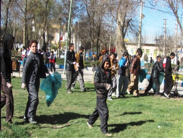 پاکسازی محیط زیست توسط دانش آموزان روانسری