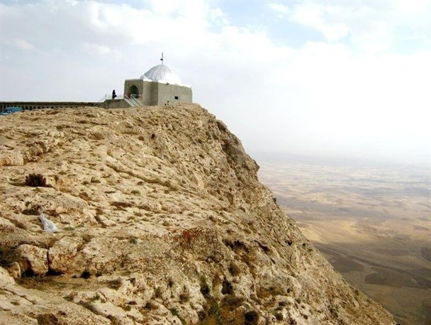 آرامش امامزاده شاهزاده حسین(ع) بر بلندای کوه حاجی رضوان وفس+تصاویر