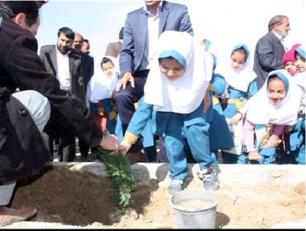 کاشت ۱۰۰۰ نهال با حضور مسئولان و دانش آموزان بَزمی به یاد ۱۸۶ شهید بن رود/ تصاویر