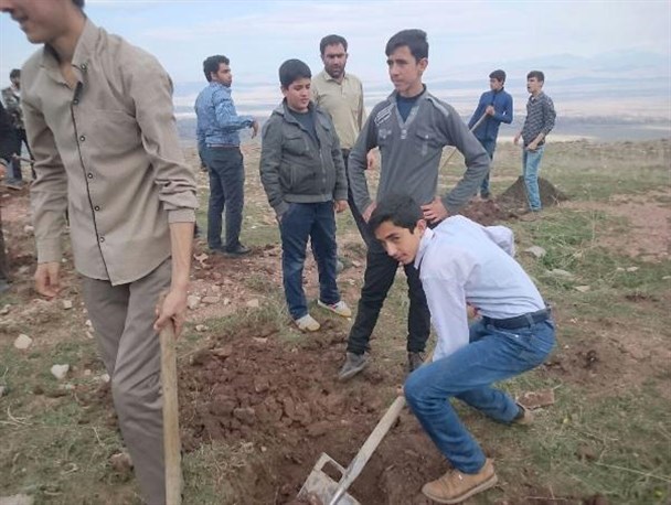 غرس ۶۷۵ نهال به یاد شهدای شهرستان مرند