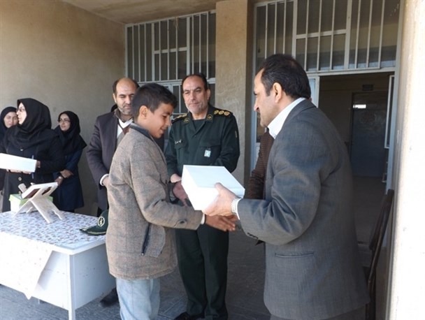 مراسم تجلیل از دانش آموزان تلاشگر در مدرسه روستای مهماندار ملکان+تصاویر