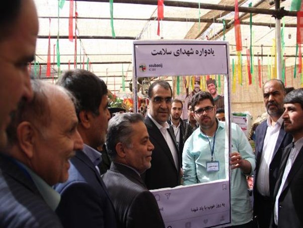 تصاویر/ بازدید وزیر بهداشت از غرفه بسیج دانشجویی دانشگاه علوم پزشکی یزد