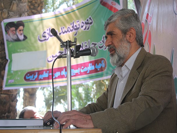 افرادی در جامعه در حال کم رنگ کردن چهره استکبار هستند