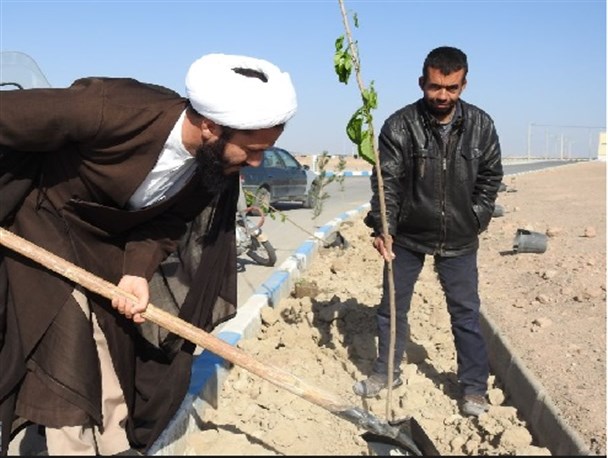 غرس ۱۰۰۰ اصله نهال در روز درختکاری ورزنه+ تصاویر