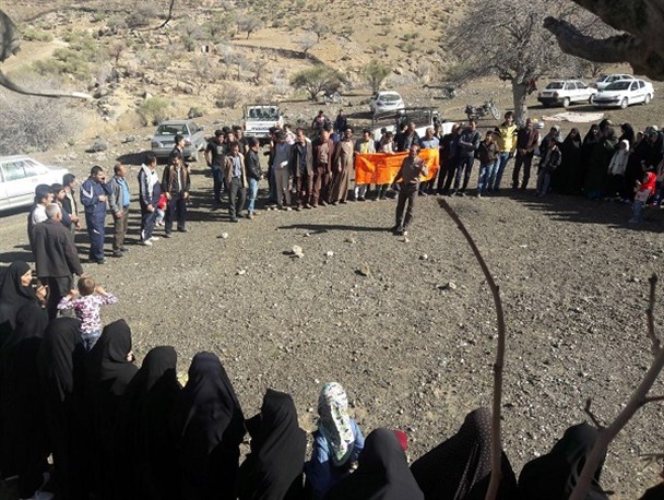 پیاده روی خانوادگی در روستای خواجه جمالی