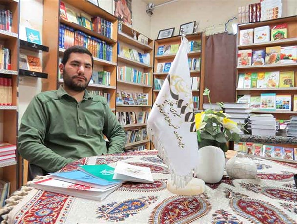 «آتش به اختیار» از جنس کتاب و محصولات فرهنگی/از انتشار تقویم نام آشنای «گلبرگ سرخ» تا چاپ کتاب «بابای آسمانی»