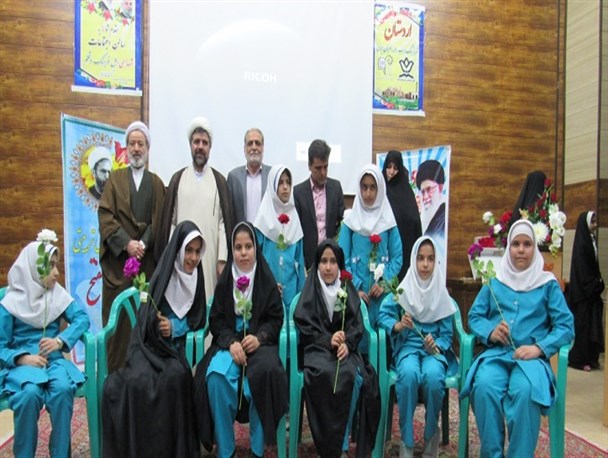 ۳۰۰دختر دانش آموز با نام های فاطمه و زهرا در اردستان تجلیل شدند/ تصاویر