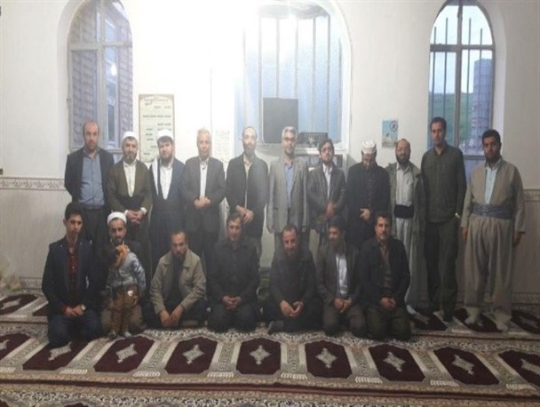 نشست فرمانده سپاه و فرماندار دالاهو با جمعی از روحانیون اهل سنت ریجاب و حومه