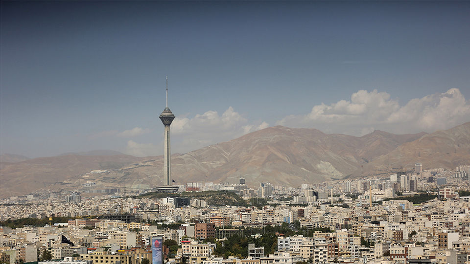 وزش باد شدید، رگبار و رعدوبرق در تهران/ کاهش محسوس دما و یخبندان شبانه