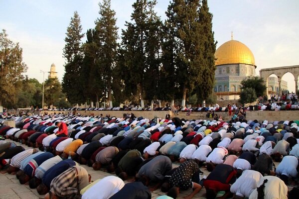 حضور ده‌ها هزار فلسطینی در مسجدالاقصی برای اقامه نماز جمعه
