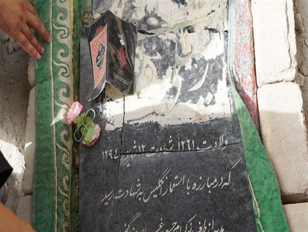 مزار "رئیسعلی دلواری"؛ همچنان غریب در غربت/ مرد نجف‌آبادی کار نیمه تمام مسئولان بوشهری را تمام می‌کند؟!+فیلم و عکس