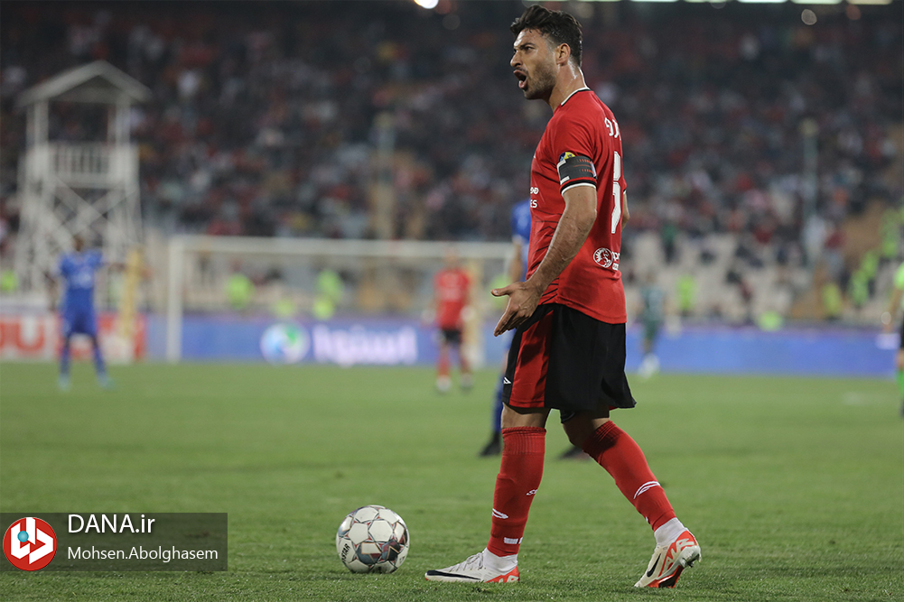 دیدار تیم های فوتبال استقلال تهران و تراکتور تبریز