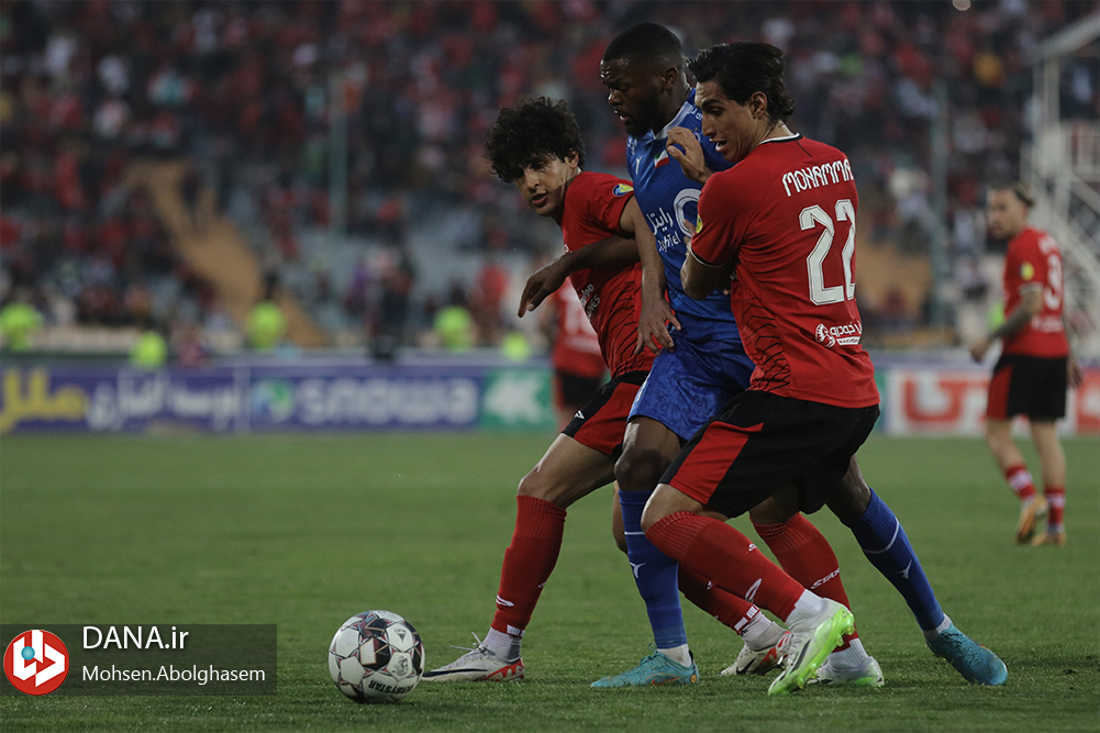 دیدار تیم های فوتبال استقلال تهران و تراکتور تبریز