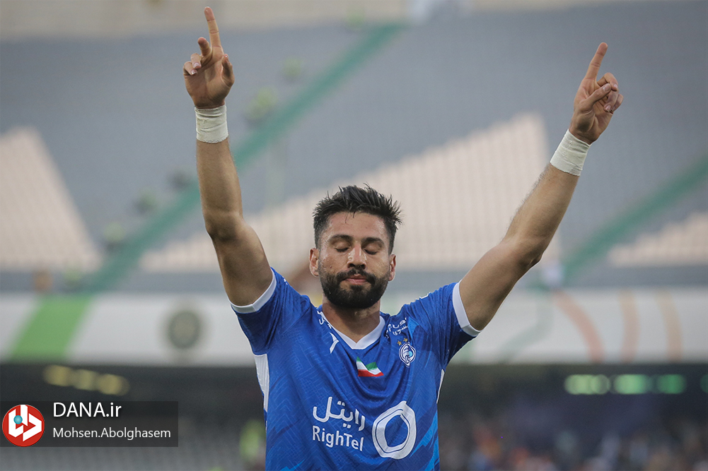 دیدار تیم های فوتبال استقلال تهران و تراکتور تبریز