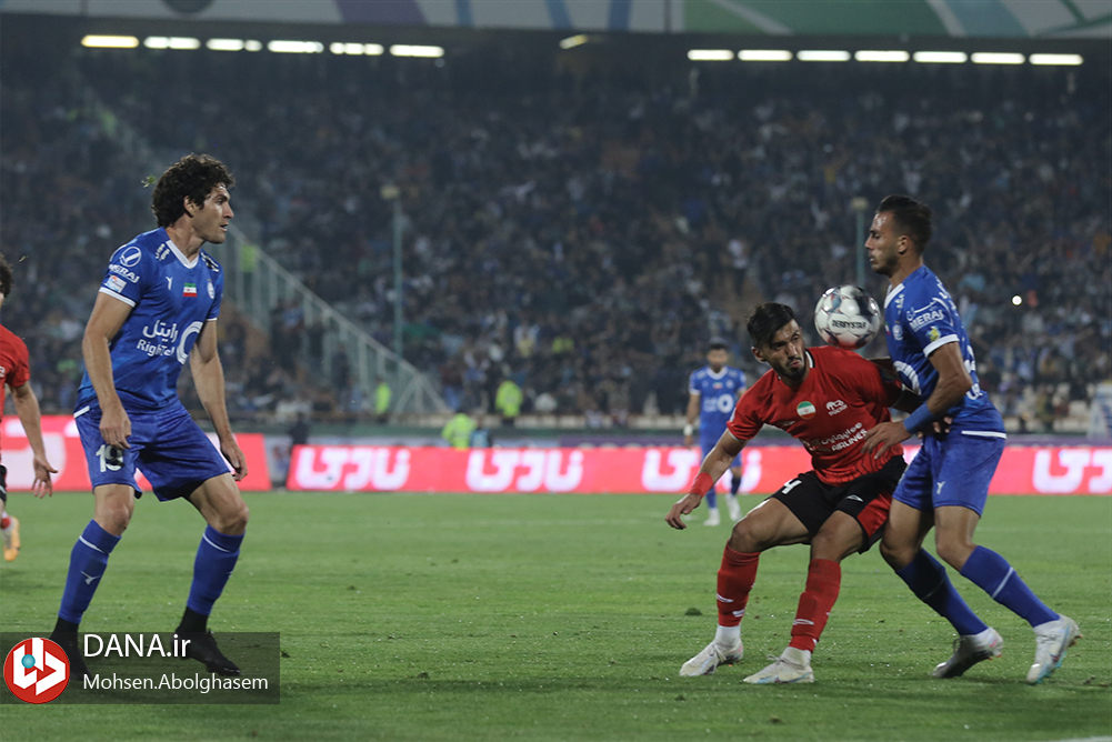 دیدار تیم های فوتبال استقلال تهران و تراکتور تبریز