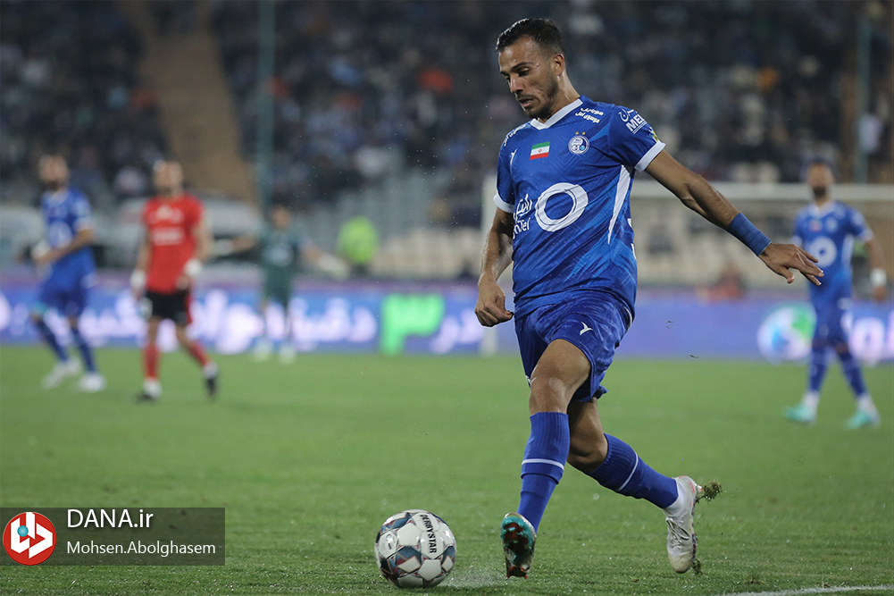 دیدار تیم های فوتبال استقلال تهران و تراکتور تبریز