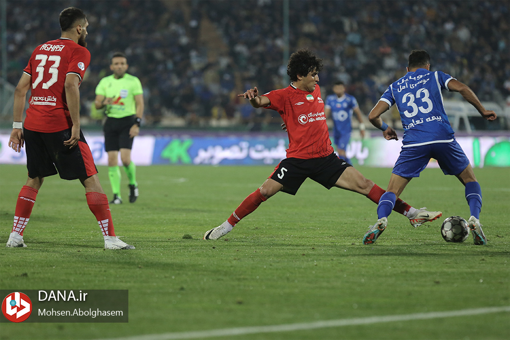 دیدار تیم های فوتبال استقلال تهران و تراکتور تبریز