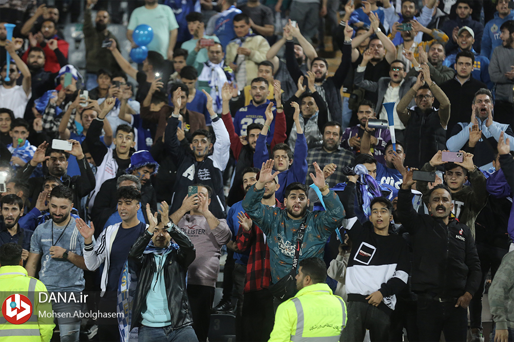 دیدار تیم های فوتبال استقلال تهران و تراکتور تبریز