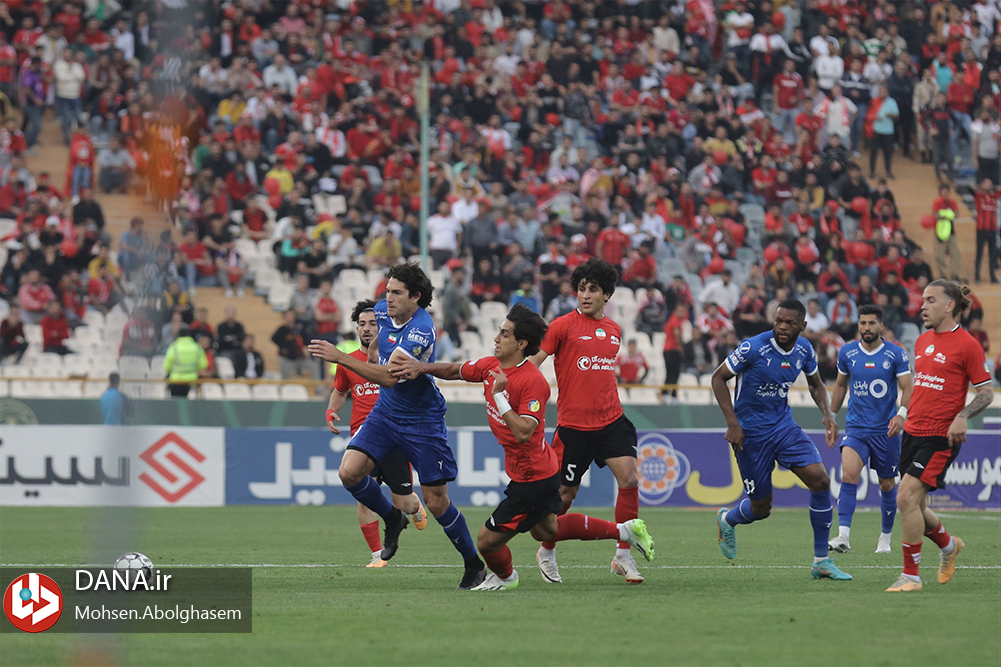 دیدار تیم های فوتبال استقلال تهران و تراکتور تبریز