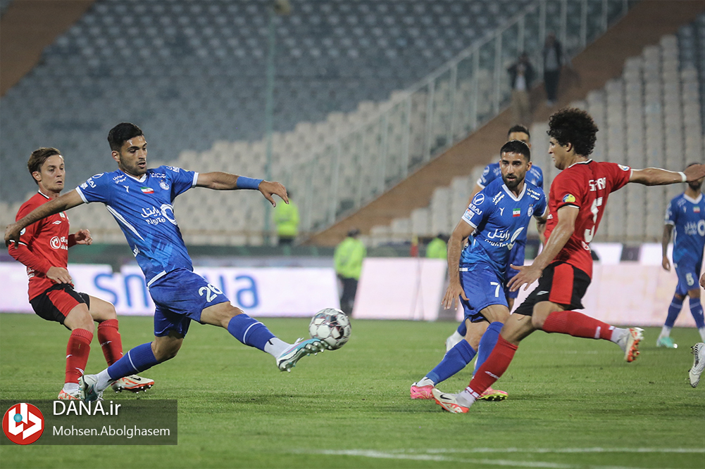 دیدار تیم های فوتبال استقلال تهران و تراکتور تبریز