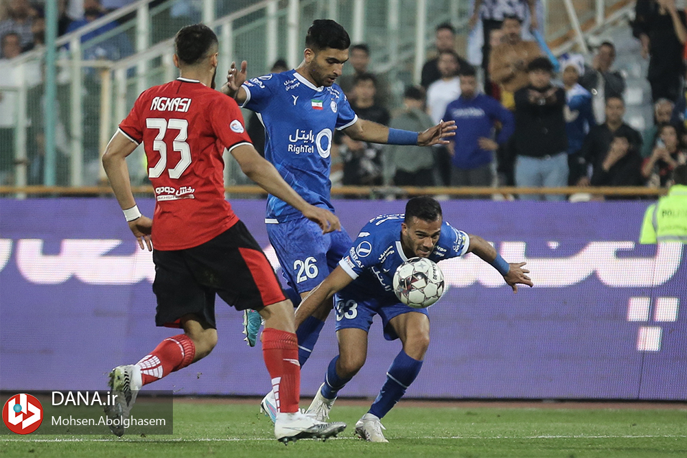 دیدار تیم های فوتبال استقلال تهران و تراکتور تبریز