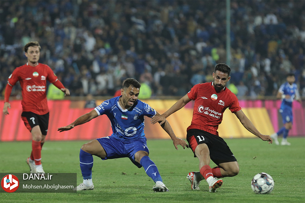 دیدار تیم های فوتبال استقلال تهران و تراکتور تبریز