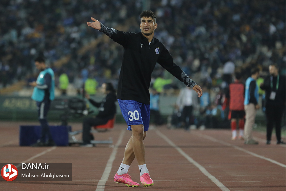 دیدار تیم های فوتبال استقلال تهران و تراکتور تبریز