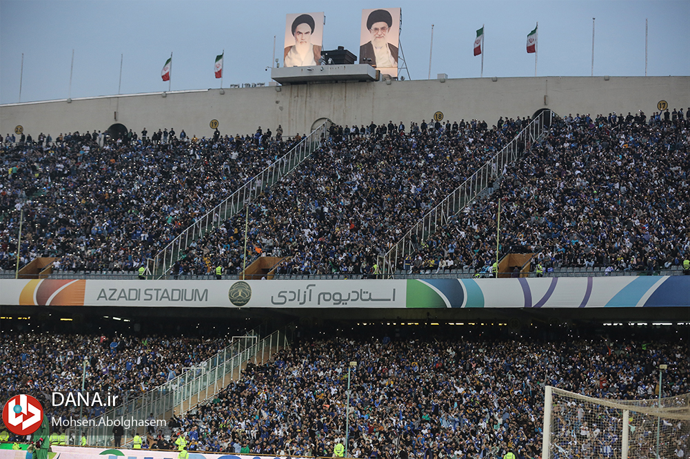 دیدار تیم های فوتبال استقلال تهران و تراکتور تبریز