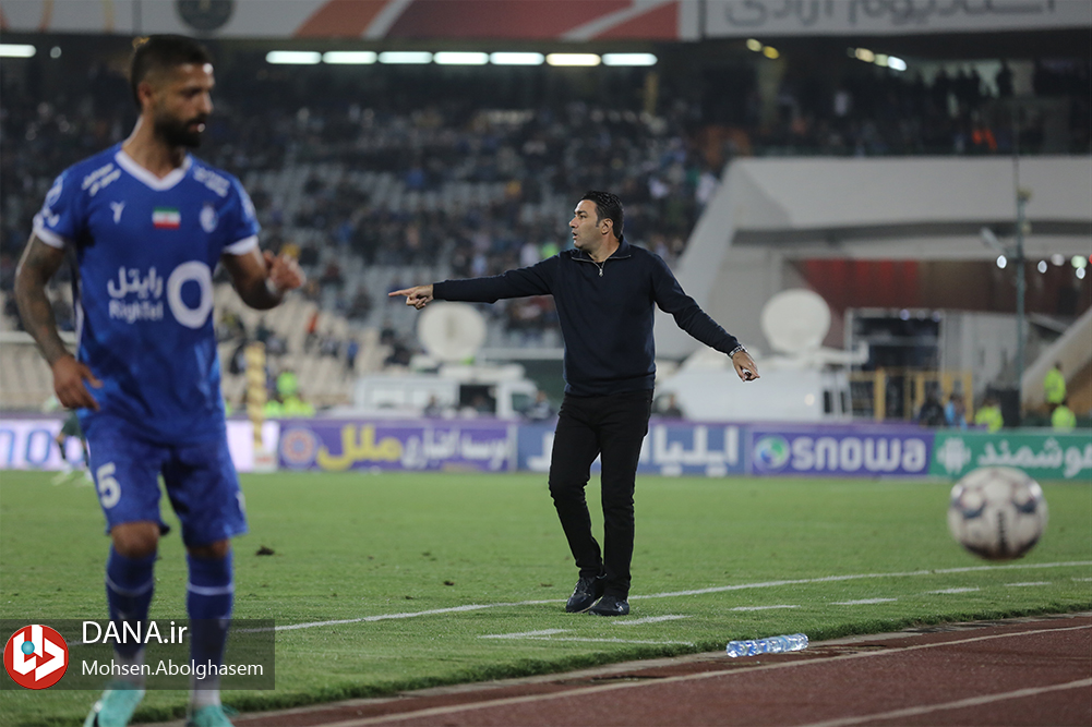 دیدار تیم های فوتبال استقلال تهران و تراکتور تبریز