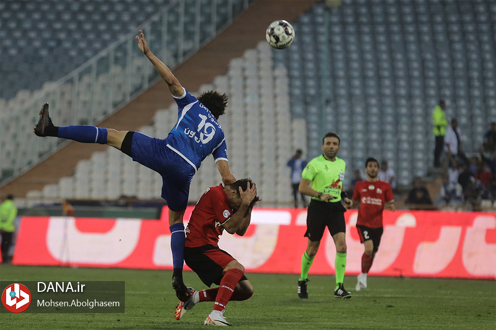 دیدار تیم های فوتبال استقلال تهران و تراکتور تبریز