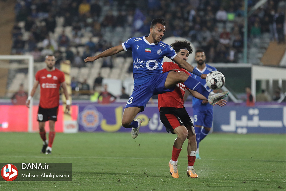 دیدار تیم های فوتبال استقلال تهران و تراکتور تبریز