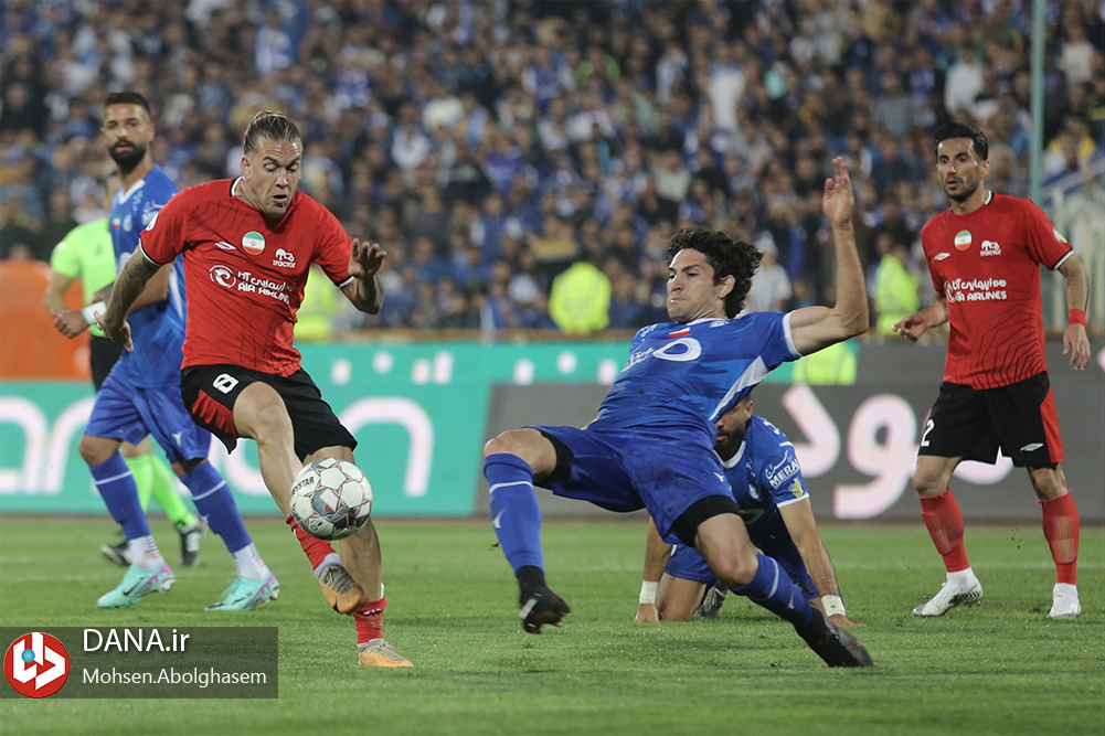 دیدار تیم های فوتبال استقلال تهران و تراکتور تبریز