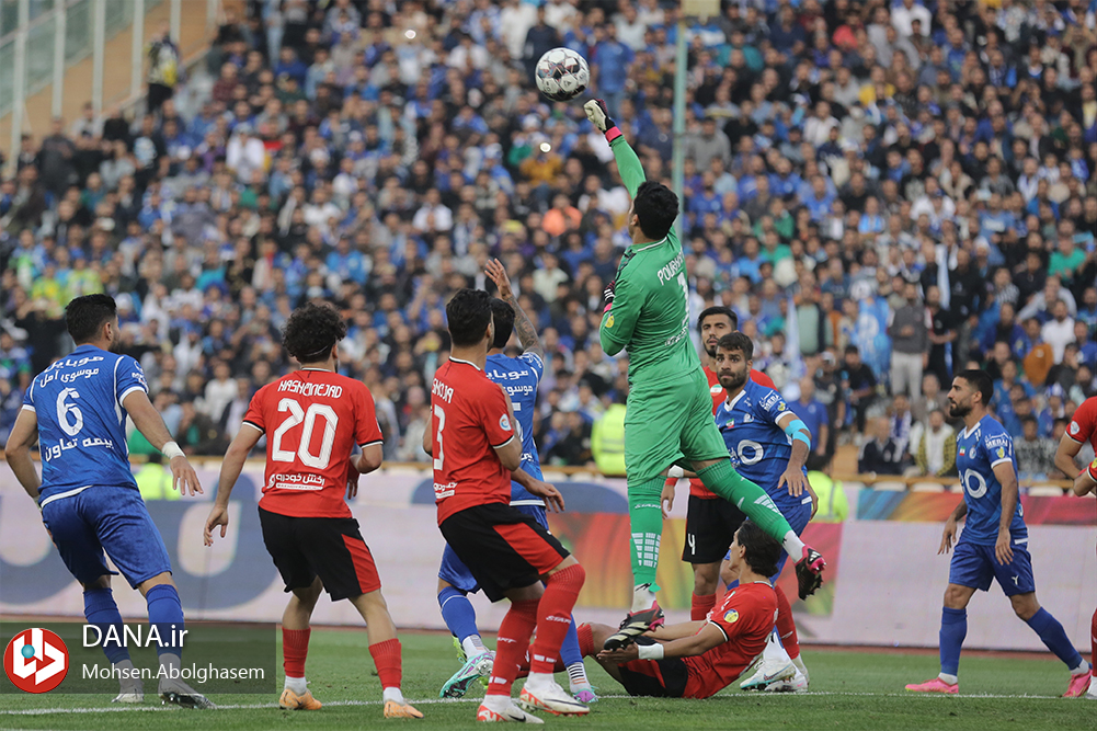 دیدار تیم های فوتبال استقلال تهران و تراکتور تبریز