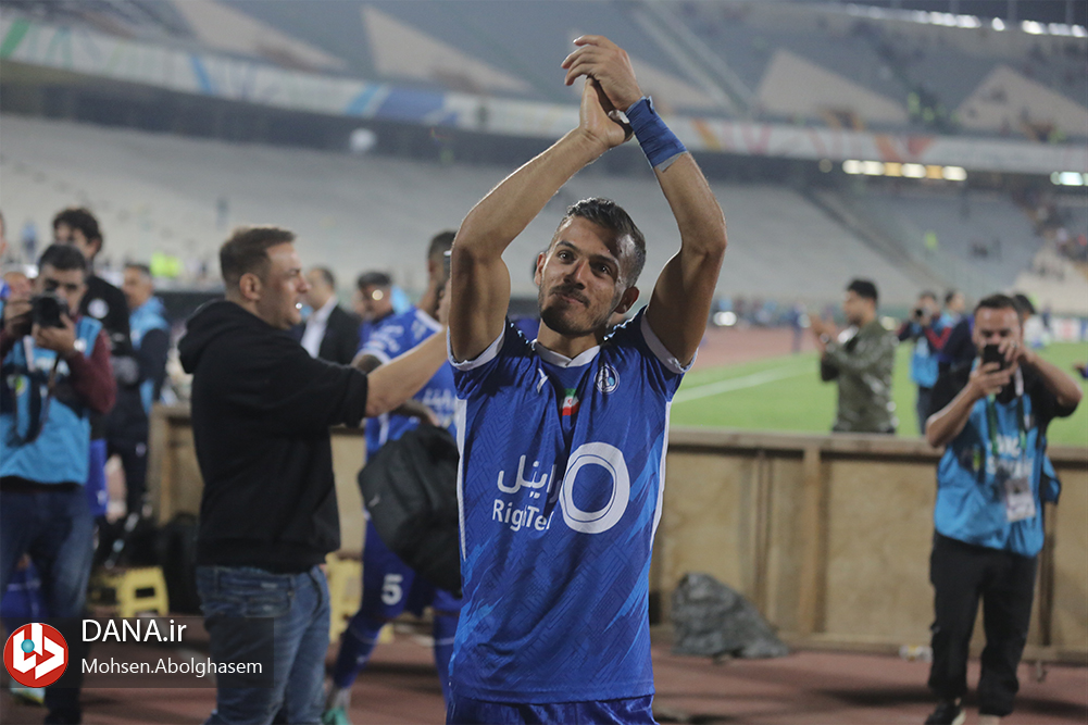 دیدار تیم های فوتبال استقلال تهران و تراکتور تبریز