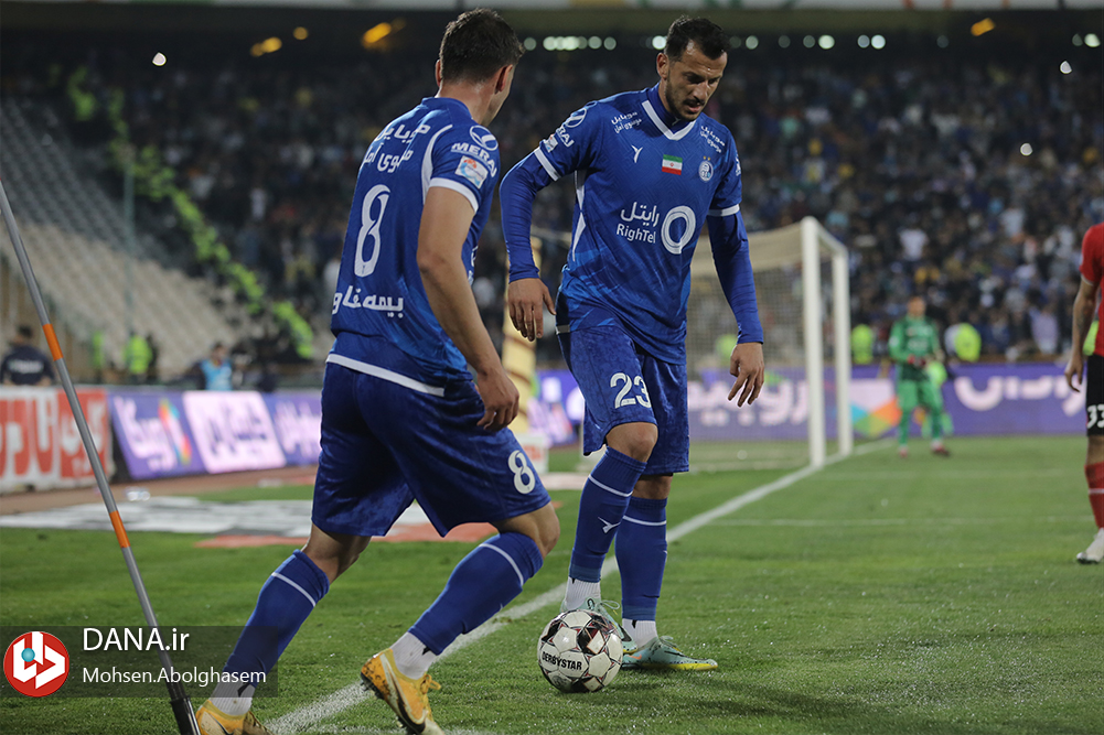 دیدار تیم های فوتبال استقلال تهران و تراکتور تبریز