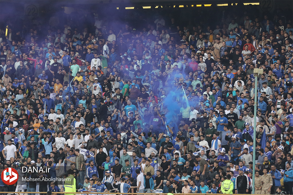 دیدار تیم های فوتبال استقلال تهران و تراکتور تبریز