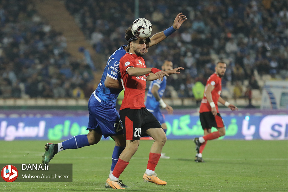 دیدار تیم های فوتبال استقلال تهران و تراکتور تبریز