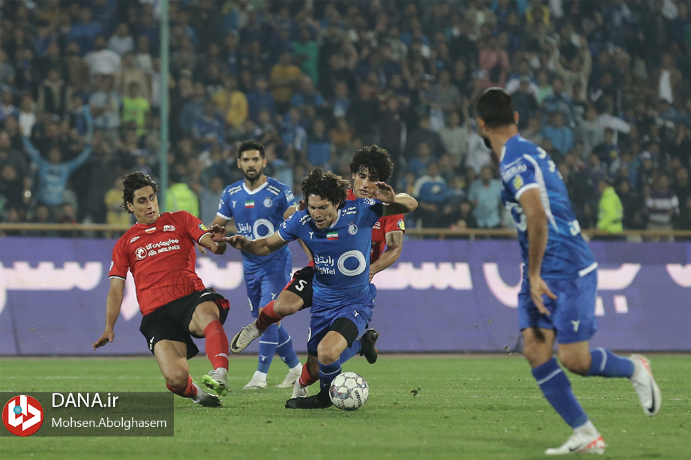 دیدار تیم های فوتبال استقلال تهران و تراکتور تبریز