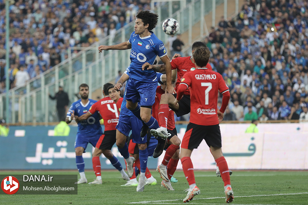 دیدار تیم های فوتبال استقلال تهران و تراکتور تبریز