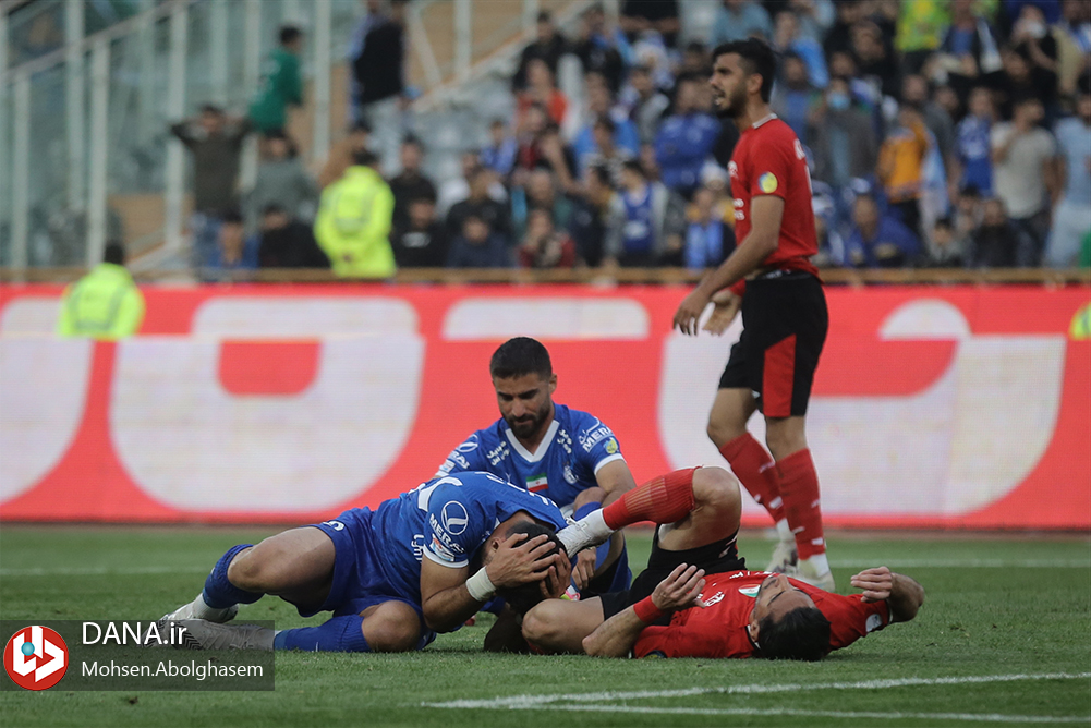 دیدار تیم های فوتبال استقلال تهران و تراکتور تبریز